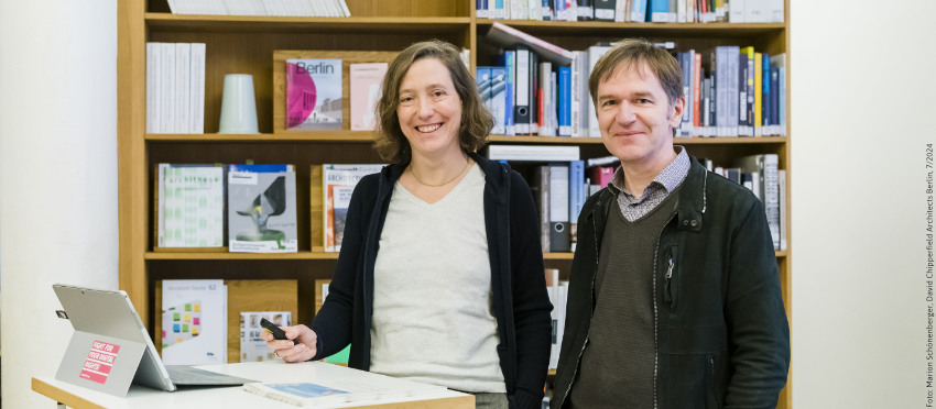 Claudia Schröder und Bernd Oestereich, stehend vor einer Bücherwand und einem Präsentationspult